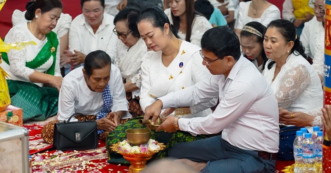 លោកជំទាវអភិបាលខេត្តកោះកុង និងមន្រ្តីរាជការ អញ្ជើញពិធីបុណ្យកាន់បិណ្ឌទី១នៅវត្តជោតញ្ញណ
