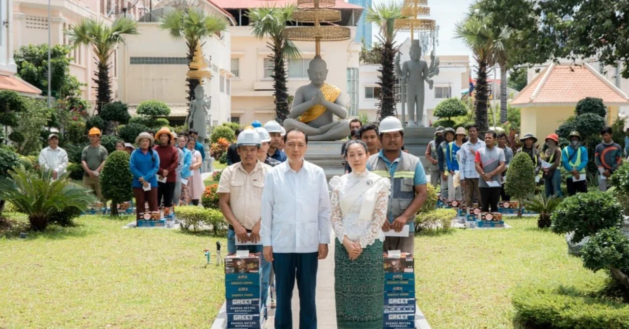 ឯកឧត្តម នេត្រ ភក្ត្រា និងលោកជំទាវ ទុយ សិរីរតនៈ អញ្ជើញជួបសំណេះសំណាល និងចែកអំណោយដល់កម្មករសាងសង់អគារ និងផ្លូវក្នុងទីស្តីការក្រសួងព័ត៌មាន