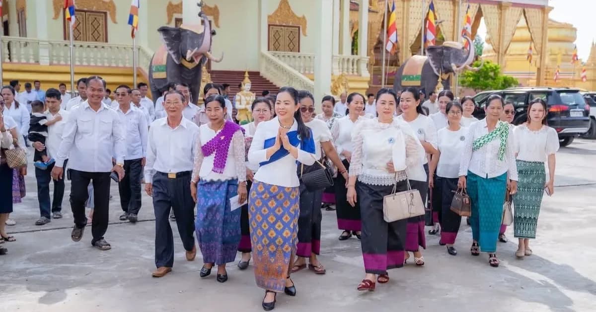 រដ្ឋបាលសាលាខេត្តនិងសមាគមនារីកម្ពុជាដើម្បីសន្តិភាពនិងអភិវឌ្ឍន៍សាខាខេត្តពោធិ៍សាត់ចូលរួមវេណកាន់បិណ្ឌទី៦ វត្តកែវវិជ័យ