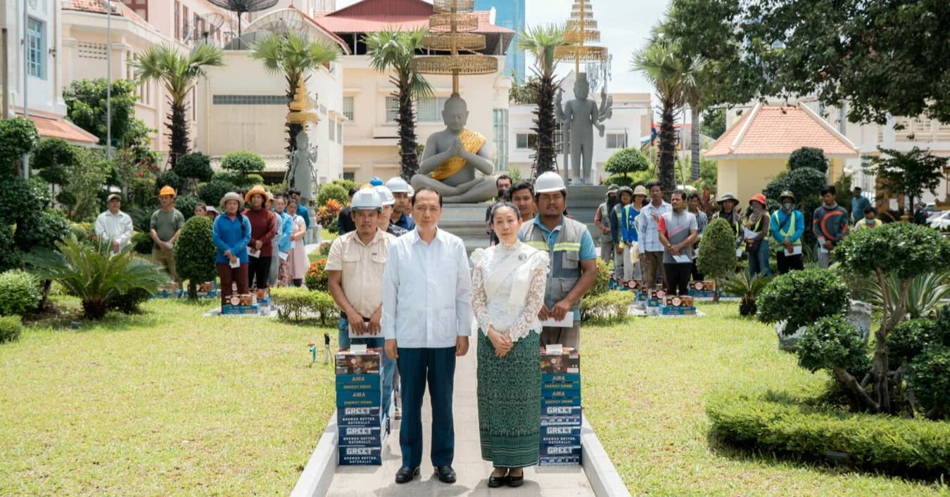 ឯកឧត្តម នេត្រ ភក្ត្រា និងលោកជំទាវ ទុយ សិរីរតនៈ អញ្ជើញជួបសំណេះសំណាល និងចែកអំណោយដល់កម្មករសាងសង់អគារ និងផ្លូវក្នុងទីស្តីការក្រសួងព័ត៌មាន