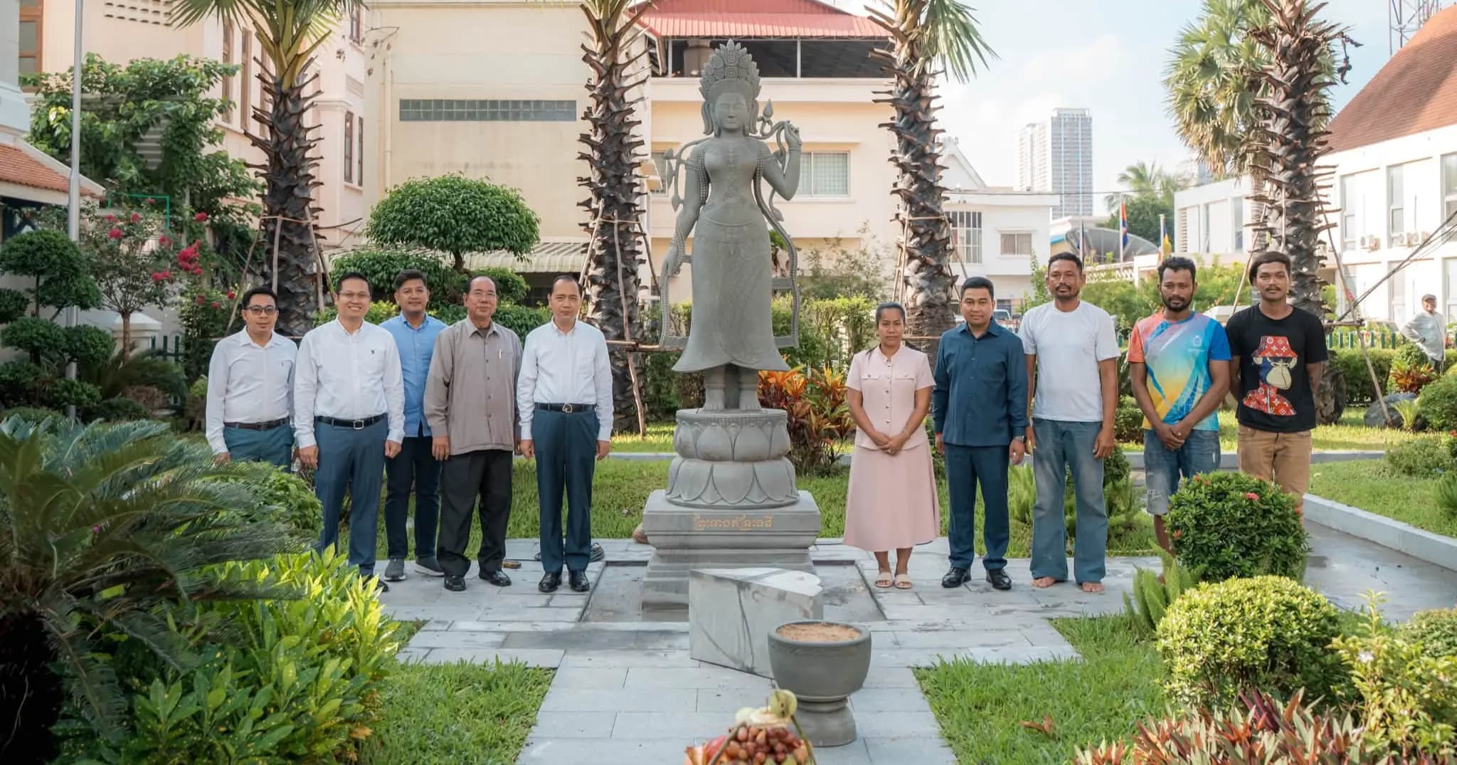 ឯកឧត្តម នេត្រ ភក្ត្រា អញ្ជើញពិនិត្យការតម្កល់រូបបដិមាព្រះវិស្ណុ និងព្រះនាងឥន្ទ្រទេវី នៅសួនច្បារក្រសួងព័ត៌មាន