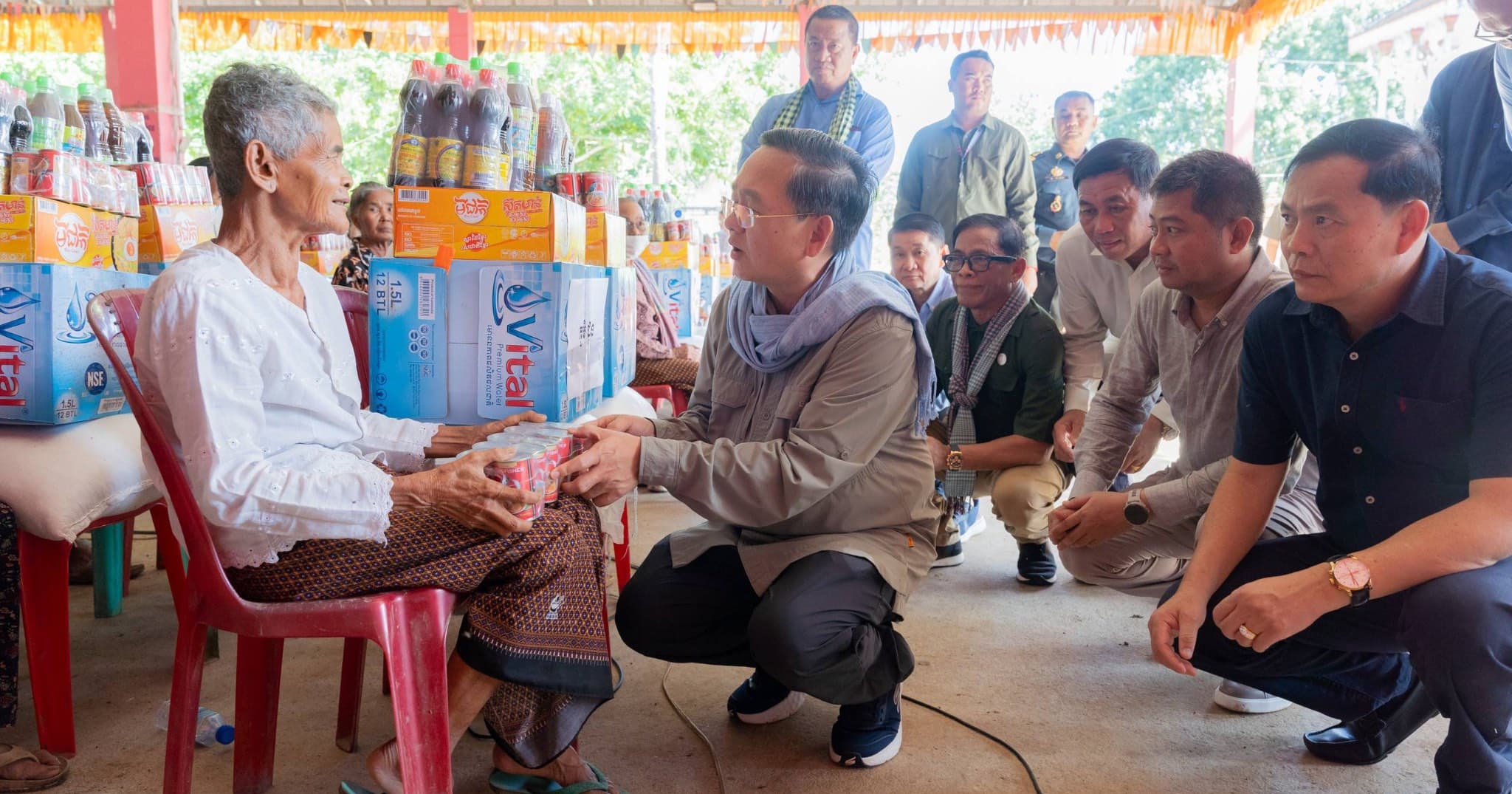 ឯកឧត្តម សុខ លូ បន្តនាំយកអំណោយដ៏ថ្លៃថ្លារបស់សម្ដេចមហាបវរធិបតី ហ៊ុន ម៉ាណែត ផ្ដល់ជូនប្រជាពលរដ្ឋមានជីវភាពខ្វះខាតរងគ្រោះដោយជំនន់ទឹកភ្លៀងជាង១,៥០០គ្រួសារបន្ថែមទៀត