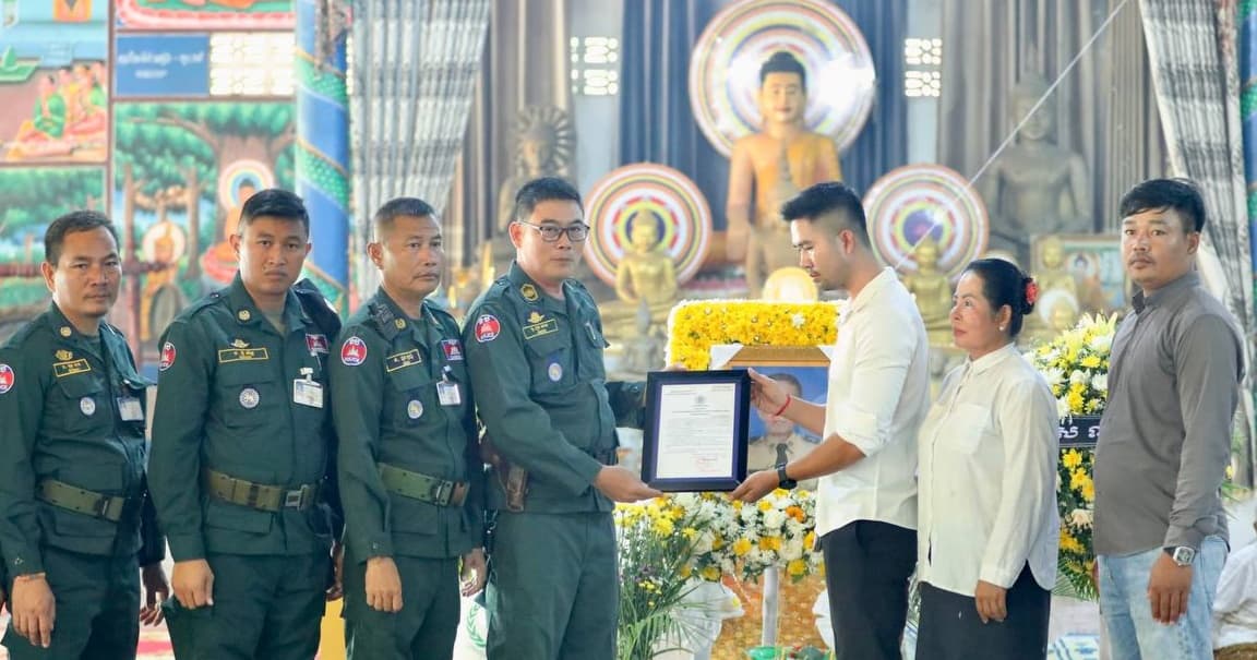 លោកឧត្តមសេនីយ៍ត្រី សឿម សារិទ្ធ បានចាត់តំណាងចូលរួមគោរពវិញ្ញាណក្ខន្ធ និងប្រគល់របស់ថវិកាសមាគមមិត្តនគរបាលជាតិកម្ពុជាជូនដល់តំណាងគ្រួសារសពលោកអនុសេនីយ៍ឯក បូ ណារិទ្ធ