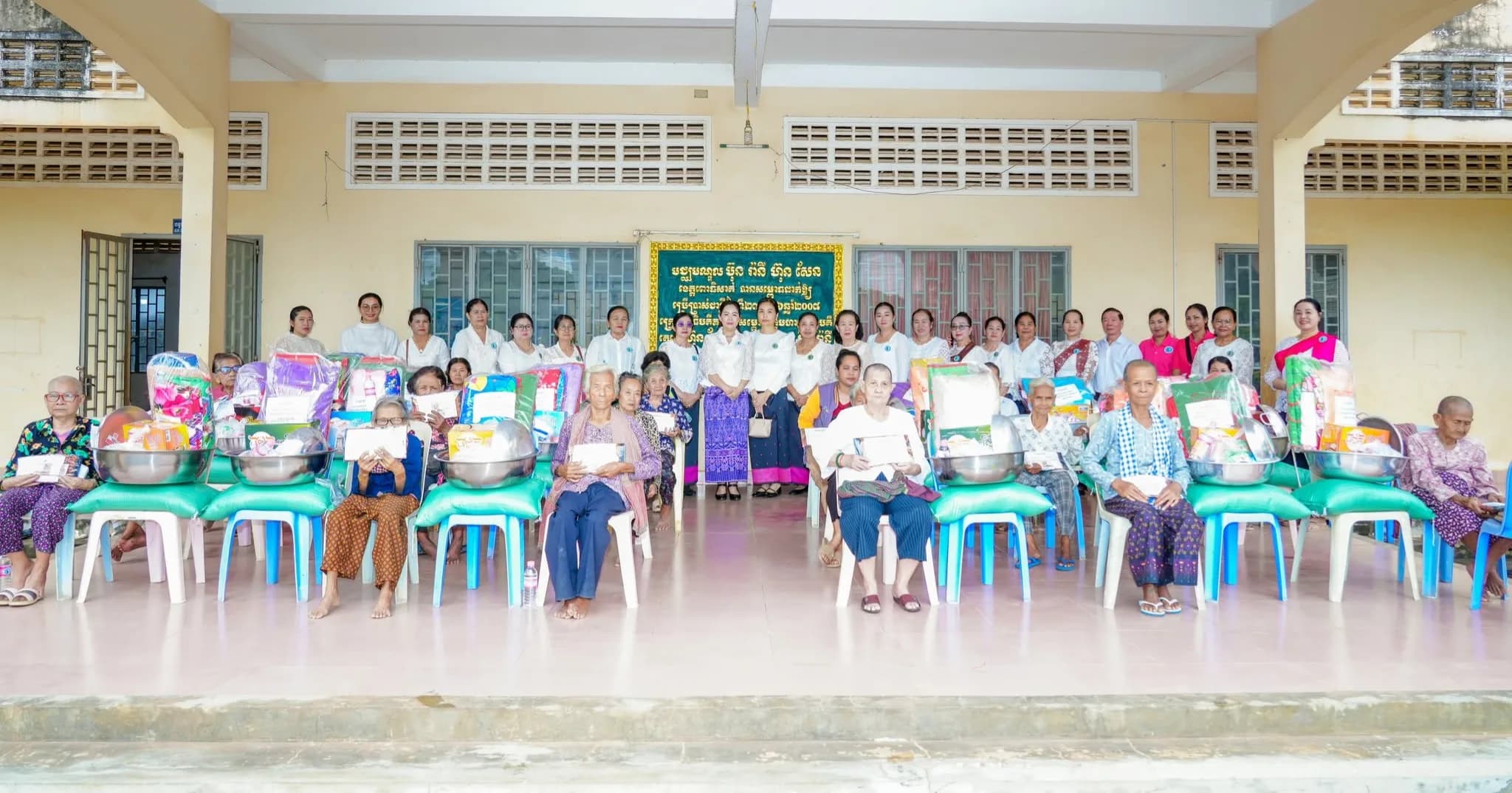 សាខាសមាគមនារីខេត្តពោធិ៍សាត់ ចែកអំណោយមនុស្សធម៌ ជូនជនចាស់ជរាគ្មានទីពឹង និងជនពិការ២៤នាក់ ក្នុងឱកាសបុណ្យភ្ជុំបិណ្ឌ